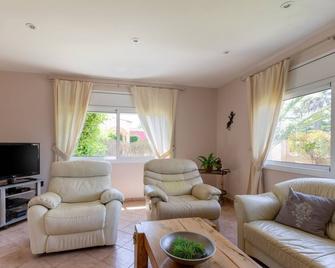 Villa in Sant Pere near Sea Beach and Pool - Sant Pere Pescador - Living room