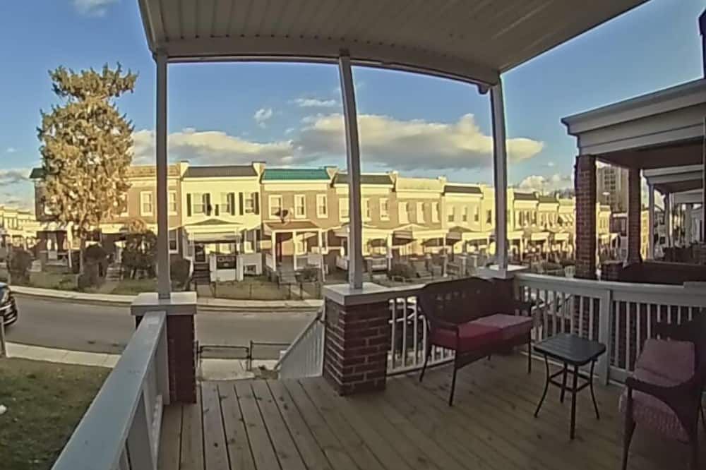 Newly Renovated 4-bedroom, 2 bathrooms. - بالتيمور - شرفة