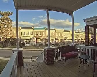 Newly Renovated 4-bedroom, 2 bathrooms. - بالتيمور - شرفة
