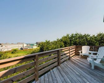 Quiet Hatteras Duplex with Decks about 1 Mile to Beach - 해터러스 - 발코니