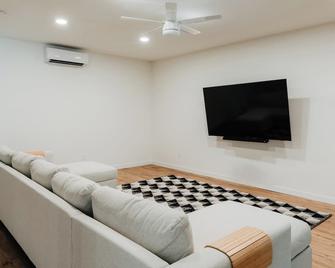 Half Moon Mtn House - Modern Chalet in Barryville - Barryville - Living room