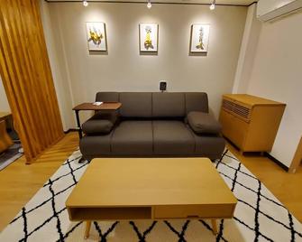 Sakuranomiya Hotel-Self Service - Osaka - Living room