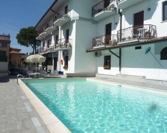 國際酒店 - 西米歐涅 - 西爾米奧奈 - 游泳池