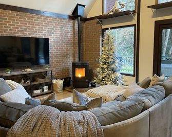Cozy Poconos retreat directly on Bushkill Creek w/ firepit & wood pellet stove! - East Stroudsburg - Salon