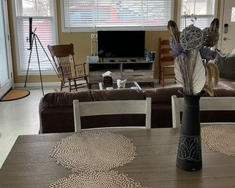 Shore Cliff Cottage - Ashtabula - Sala de estar
