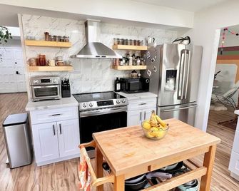 Spacious home w/hot tub & sauna. Walking distance to Old Town Orcutt - Santa Maria - Kitchen