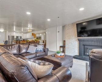 2BD 2BA Condo with Hot Tub and Pool - Park City - Living room