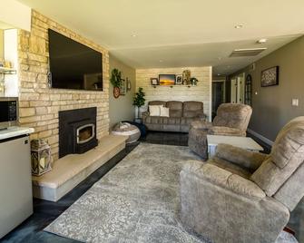Amazing Lake Wisconsin Views!!! Newly Remodeled Cottage With Modern Amenities! - Lodi - Sala de estar
