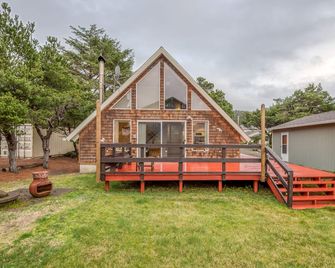 Romantic A-Frame Beach Cottage, Blocks to the Beach, Deck, Fireplace and Firepit - Rockaway Beach - Building