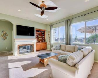 Cozy Autumn Escape - Yard Games & Hill Views - Santa Rosa - Sala de estar