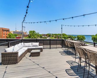 One Bedroom King with Den with views of Lake Monona in the heart of downtown. - Madison - Balkon