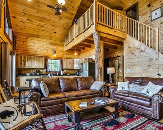 Blue Bear Cabin Beautiful Mtn views, gated, 2 b/r sleeps 4 Hot tub + loftbr - Bryson City - Obývací pokoj