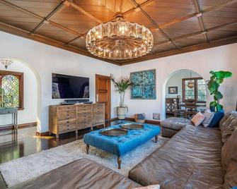 Romantic Spanish Mansion In Pasadena! - Pasadena - Living room