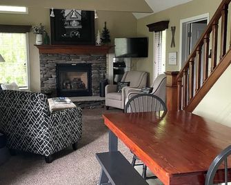 Prime Location! Ski in/Out. Next to Ski Lift#8, Main Lodge, Sugarshack&sportsbar - Clymer - Living room