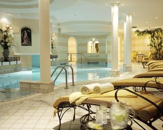die Krone von Lech - Romantikhotel - Luxushotel in bester Lage - Lech am Arlberg - Pool