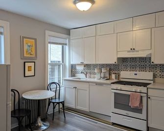 Charming Park Slope/Gowans 2 bedroom. F, G and R stop on same block. - Brooklyn - Kitchen