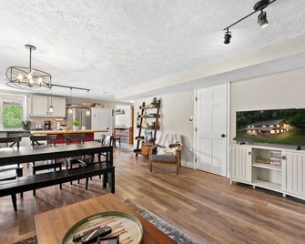 Holiday Special Rates! Sleeps 10 to 20 Ppl Crystal Mtn, Traverse City, Dunes! - Thompsonville - Sala de estar