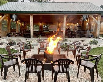 Whitetail Creek Camping Resort - Lead - Innenhof
