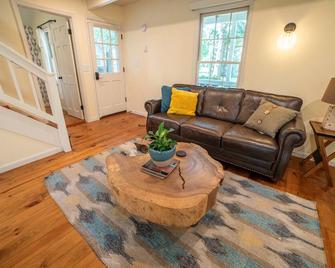 Countryside Getaway: Two Bedroom Cottage In Sperryville Near Old Rag Mtn. - Sperryville - Sala de estar