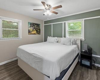 Romantic Peaceful Home with Firepit - Austell - Bedroom
