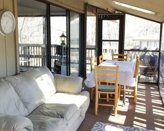 Abbey Springs 2 Br/1.5 Bath Condo - Sleeps 6 - Fontana-On-Geneva Lake - Living room