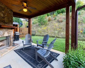 Berry Patch - Modern Townhome in Small Resort Community with Pool - Cullowhee - Patio