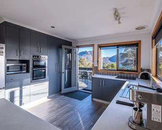 In the centre of Coles Bay. 5 min walk to the beach. Free wifi. Pet friendly. - Coles Bay - Kitchen