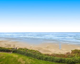 Convenient oceanfront studio condo with ocean view and seasonal pool - Newport - Beach