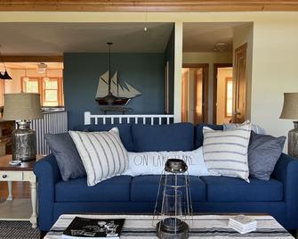 Lake Michigan/Beaver Island with incredible private beach - Beaver Island - Living room