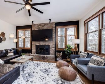 Gorgeous Lake Home With Hot Tub - By Moa And Msp - Inver Grove Heights - Wohnzimmer