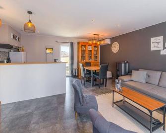 Modern holiday home in Ouffet with terrace - Ouffet - Sala de estar