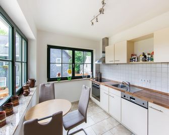 Spacious semi-detached house with wood stove located directly on the Rennsteig - Eisfeld - Cocina