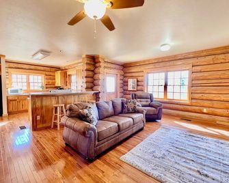 Bull Trout Lodge at Flathead Lake - Polson - Living room