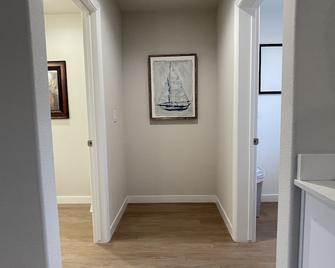 Newly Built Luxury Townhome - Tons of Natural Light - Santa Maria - Hallway