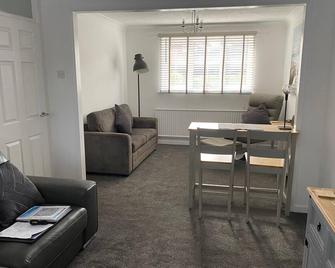 Riverside Park Ground Floor Apartment - St Neots - St. Neots - Living room