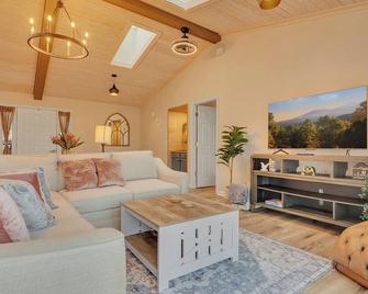 SoLuna Cottage- Private Stay in Lakeside Community - Loudon - Living room