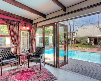 Sunninghill Guest Lodges - Johannesburg - Pool
