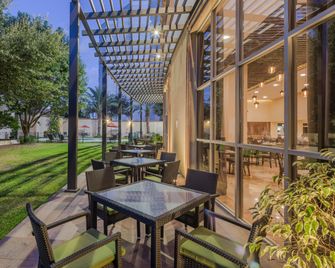 Holiday Inn Monterrey Valle By IHG - Monterrey - Innenhof