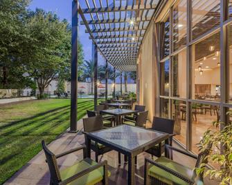 Holiday Inn Monterrey Valle By IHG - מונטרי - פטיו