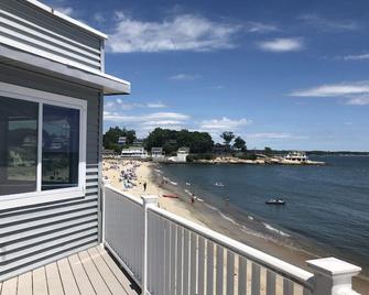 Amazing Beach House Located In Desirable Point O' Woods Community - Old Lyme - Balcony