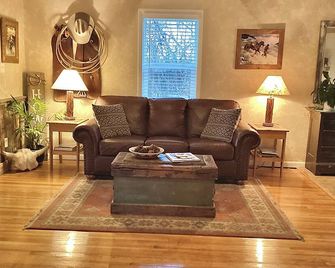 The Wyoming, A Beautiful Historic Downtown Home - Cody - Living room