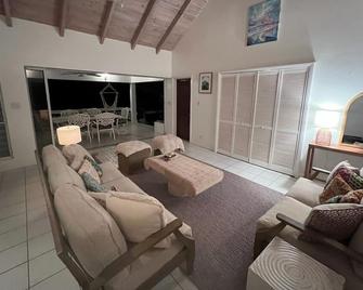 Secluded 2 Bedroom Villa With Breathtaking Views Over the Caribbean Sea - Woodlands - Living room