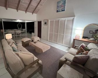 Secluded 2 Bedroom Villa With Breathtaking Views Over the Caribbean Sea - Woodlands - ห้องนั่งเล่น