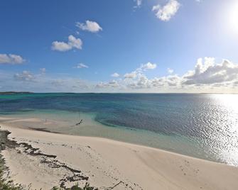 Topside - Kick back and relax in your tropical hideaway by the sea! - Hope Town - Beach