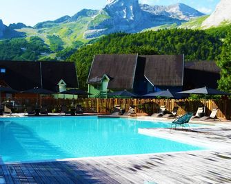Iskö Chalets-Hötel, Col D'aubisque - Gourette - Piscine