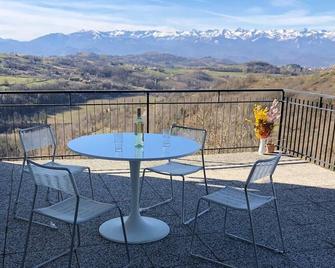 Fantastic 2 room terrace apartment with a view of the Piedmont vineyards - Murazzano - Balcón