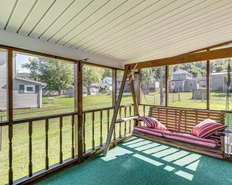 Paden City Home Near Ohio River! - New Martinsville - Balcony