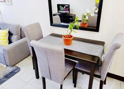 Entire House/ Fully Air Conditioned/ Hispeed Wifi. Cable Tv. Smart Tv - Mabalacat - Dining room