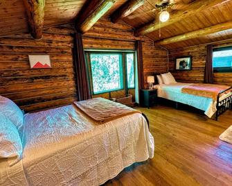 Rustic Log Home w/Bonus Loft Apartment - Driggs - Chambre