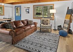 Chalet @ Mt. Rainier Entrance-Hot Tub-Forest Views - Ashford - Living room